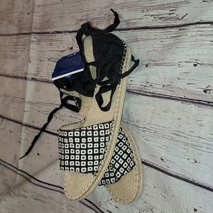 Reed sandles that tie around ankle